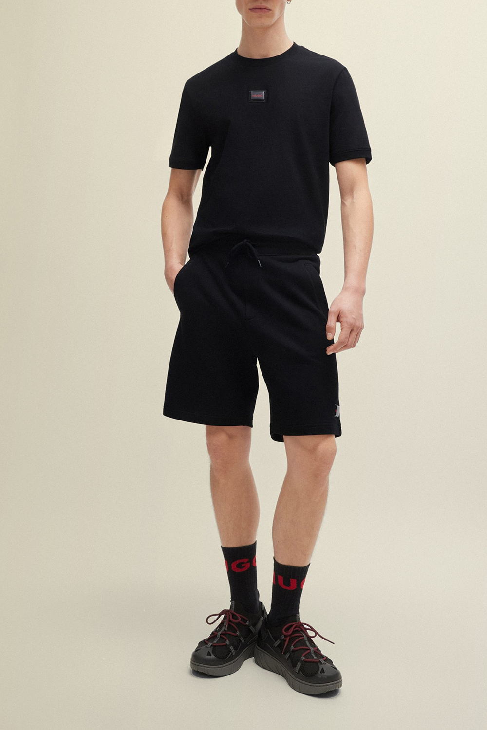 תמונת כל הלוק של מכנסי ג'וג קצרים